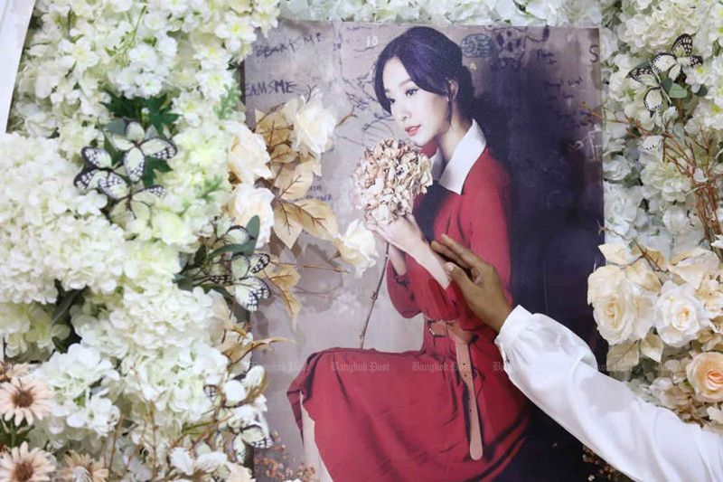 Ein Porträt der verstorbenen Schauspielerin Nida „Tangmo“ Patcharaveerapong ist bei ihrer Trauerfeier in der Bangkok Liberty Church am 11. März zu sehen.