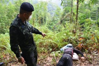 Ein Soldat zeigt auf die Leiche eines der acht mutmaßlichen Drogenkuriere, die am Samstag bei einer Schießerei mit einer Patrouille getötet wurden.