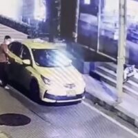 Ein Taxifahrer ist in einem Videoclip zu sehen, der in den frühen Morgenstunden des 23. April 2022 einen französischen Passagier vor einem Geschäft in Bangkok abholt