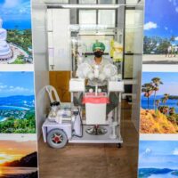 Ein medizinischer Assistent wartet am 1. November 2021 am Flughafen Phuket in Phuket darauf, ankommende Passagiere auf das Coronavirus Covid-19 zu testen.