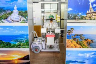 Ein medizinischer Assistent wartet am 1. November 2021 am Flughafen Phuket in Phuket darauf, ankommende Passagiere auf das Coronavirus Covid-19 zu testen.