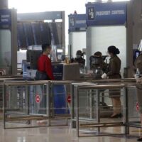 Eine Flugankunft wird am Flughafen Suvarnabhumi in der Provinz Samut Prakan einem Einwanderungsverfahren unterzogen