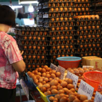 Eine Frau kauft am 15. März 2022 auf dem Bang Kapi Markt in Bangkok ein. Eine höhere Inflationsrate in Thailand könnte dazu führen, dass sich die Inlandsausgaben langsamer erholen