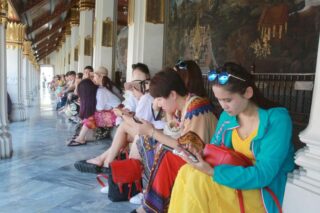 Eine Gruppe chinesischer Touristen besucht im Oktober 2018 den Grand Palace in Bangkok, Thailand.