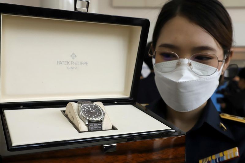 Eine Patek Philippe Aquanaut Uhr ging an Somsak Sriratanaprapat, der 1,51 Millionen Baht für die Uhr bot.
