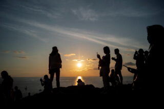 Einheimische und Touristen beobachten am Samstag einen Sonnenuntergang vom Kap Phromthep auf der Insel Phuket.