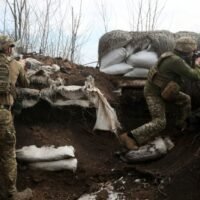 Es wird angenommen, dass Russland versucht, die besetzte Krim mit den von Moskau unterstützten Separatistengebieten Donezk und Lugansk im Donbass zu verbinden.