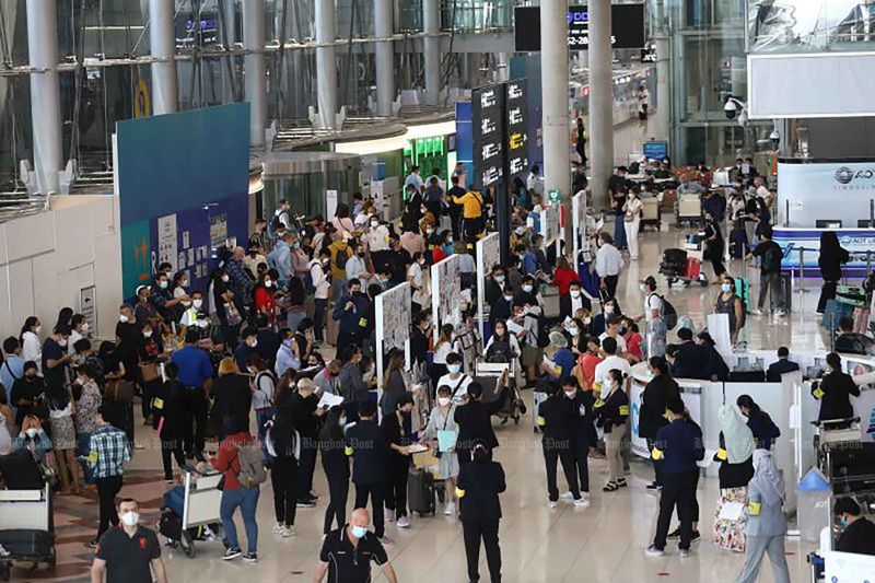 Flugzeugankünfte werden Anfang dieses Monats am Flughafen Suvarnabhumi in der Provinz Samut Prakan einem Einreiseverfahren unterzogen.