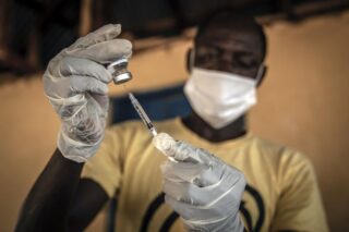 Für einen Patienten in Kathantha Yimbo im Norden von Sierra Leone wird eine Dosis Covid-19-Impfstoff vorbereitet.