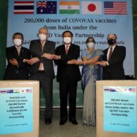 Gesundheitsminister Anutin Charnvirakul, Mitte, posiert mit dem indischen Botschafter in Thailand, Suchitra Durai, zweite rechts, und anderen Beamten, nachdem sie 200.000 Covovax-Dosen erhalten haben