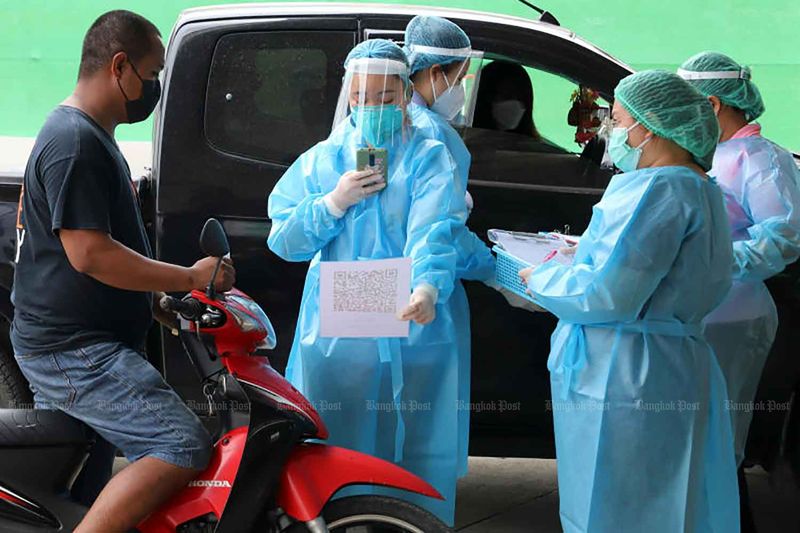 Gesundheitspersonal führt am 18. April in der Provinz Pathum Thani einen Prozess durch