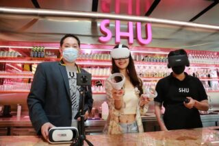 Herr Kitti, links, und Miss Tourism World aus Ayutthaya testeten 360-Grad-Panoramakameras und VR-Box-Brillen als Teil eines Programms zur Produktion neuer touristischer Inhalte.