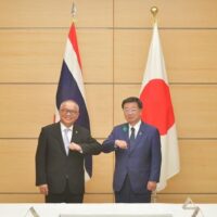 Herr Supattanapong, links, traf Herrn Matsuno am 21. April in Tokio. Sie verpflichteten sich, ihre strategische Partnerschaft fortzusetzen
