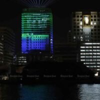 Im Januar letzten Jahres wurde am Siriraj Krankenhaus entlang des Flusses Chao Phraya eine Lichtprojektion gesehen.