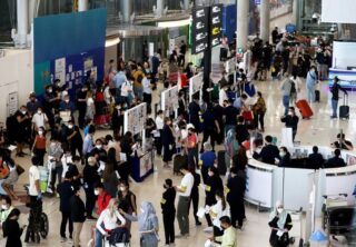 Internationale Passagiere kommen am ersten Tag des Königreichs am Flughafen Suvarnabhumi an und streichen die Anforderung für RT-PCR Tests vor Reiseantritt für Besucher