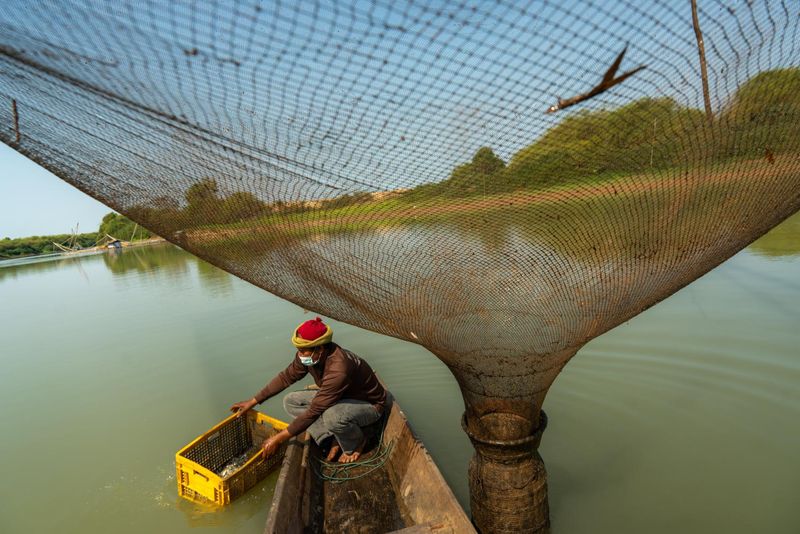 Kham Neelakul, ein einheimischer Fischer aus Ban Samphong, fischt immer noch mit traditioneller Ausrüstung im Songkhram-Fluss, aber seine Fänge werden immer kleiner.