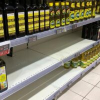Leere Regale, in denen normalerweise Sonnenblumenöl zu finden ist, am Dienstag in einem Supermarkt in Paris.