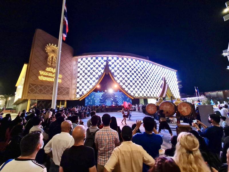 (Menschen sehen sich eine Aufführung im thailändischen Pavillon auf der Weltausstellung in Dubai an. (Foto - Weltausstellung 2020)
