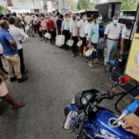 Menschen warten in einer Schlange, um Benzin an einer Ceylon Ceypetco Tankstelle inmitten der Wirtschaftskrise des Landes in Colombo am Dienstag zu kaufen