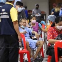 Menschen werden am Donnerstag im Wat Sai Yai, einer begehbaren Impfstelle, die vom öffentlichen Gesundheitsamt der Provinz Nonthaburi betrieben wird, Auffrischungsimpfungen gegen Covid-19 erhalten