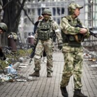 Moskauer Beamte sagen jetzt, dass sie in Mariupol die volle Kontrolle haben, obwohl sich ukrainische Kämpfer weiterhin in den festungsähnlichen Stahlwerken der Stadt verschanzt haben