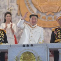 Nordkoreas Machthaber Kim Jong Un beobachtete, wie Panzer, Raketenwerfer und seine größten Interkontinentalraketen durch Pjöngjang vorgeführt wurden, berichteten staatliche Medien.
