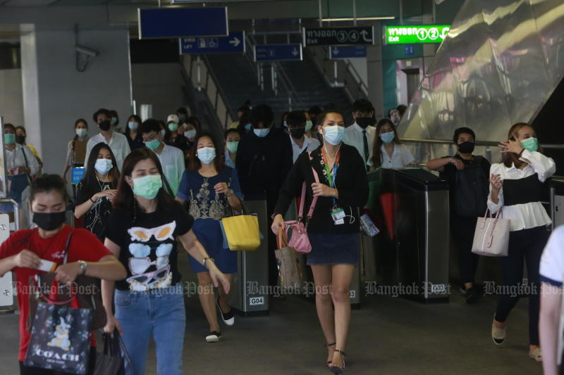 Pendler mit Schutzmasken nutzen den BTS-Skytrain in Bangkok. (Foto: Arnun Chonmahatrakool)