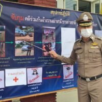 Pol Maj Gen Atthasit Sudsa-nguan zeigt eine Karte, die einen Mordplan detailliert aufführt. Drei der beteiligten Verdächtigen wurden gefasst.