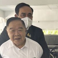 Premierminister Prayut Chan-o-cha scherzt mit dem stellvertretenden Premierminister Prawit Wongsuwon nach einem Treffen des Internal Security Operations Command (Isoc) am 8. Dezember 2021.