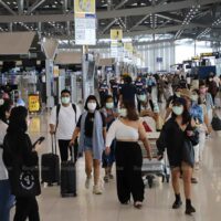 Reisende passieren den Flughafen Suvarnabhumi während der Songkran Feiertage letzte Woche. Die Kontrollen für Reisende aus Übersee werden zum 1. Mai weiter gelockert