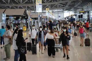 Reisende passieren den Flughafen Suvarnabhumi während der Songkran Feiertage letzte Woche. Die Kontrollen für Reisende aus Übersee werden zum 1. Mai weiter gelockert