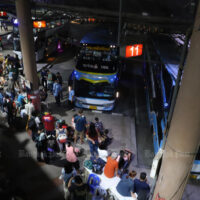 Reisende warten am Vorabend des Songkran Festivals am Terminal Mor Chit auf ihre Busse zu Zielen im Nordosten. Die Gesundheitsbehörden befürchten einen Covid-19 Anstieg nach der Feier