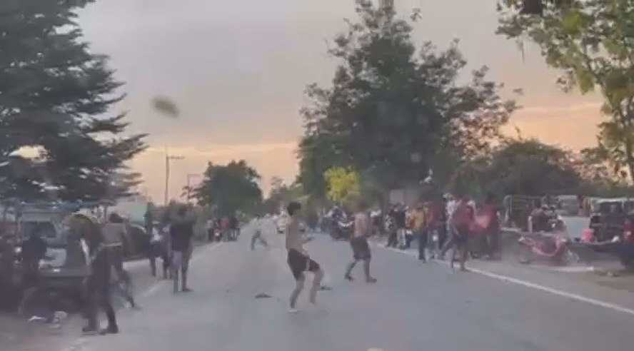 Rivalisierende Banden prallen vor einer Bar und einem Krankenhaus in Korat aufeinander