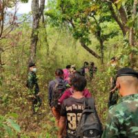 Soldaten verhafteten am Donnerstag 10 illegale Migranten, die im Wald im Bezirk Omkoi in Chiang Mai versteckt waren, von ihrem Autofahrer, der ebenfalls festgenommen wurde