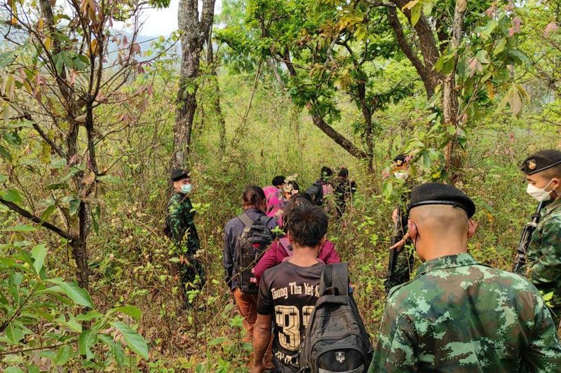 Soldaten verhafteten am Donnerstag 10 illegale Migranten, die im Wald im Bezirk Omkoi in Chiang Mai versteckt waren, von ihrem Autofahrer, der ebenfalls festgenommen wurde