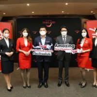 TAT arbeitet mit Thai AirAsia zusammen, um Touren zu unternehmen. Herr Thanet, Mitte rechts, und Herr Santisuk, Mitte links, bei einer kürzlichen Pressekonferenz