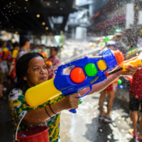 Thailand bereitet eine „Waffenkammer“ mit Anti-COVID-19 Waffen für die Songkran Schlacht vor