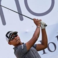 Thailands Nitithorn Thippong schlägt während des Golfturniers DGC Open 2022 im Delhi Golf Club in Neu-Delhi am 27. März 2022 ab