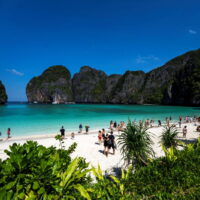 Touristen besuchen die Maya Bucht in Krabi am 3. Januar 2022, nachdem Thailand seinen weltberühmten Strand wieder geöffnet hat, nachdem es ihn für mehr als drei Jahre geschlossen hatte