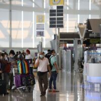 Touristen kehren im April zum Flughafen Suvarnabhumi zurück. Laut TCT wird die Zahl der Touristen mit der Abschaffung des Thailand-Pass Systems schätzungsweise zunehmen