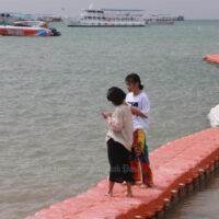 Touristen werden am 24. März 2022 am Strand von Pattaya gesehen. Die Tourismusbehörde von Thailand hofft auf mehr Inlandsreisen von Thailändern, um den Sektor zu stützen