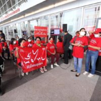 Unterstützer von Pheu Thai nehmen am 2. November 2021 an einem Parteitreffen im Internationalen Ausstellungs- und Kongresszentrum und in Khon Kaen teil.