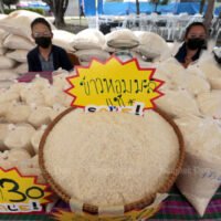Verkäufer verkaufen Jasminreis für 30 Baht pro Kilogramm im Royal Thai Air Force Stadium in Bangkok.
