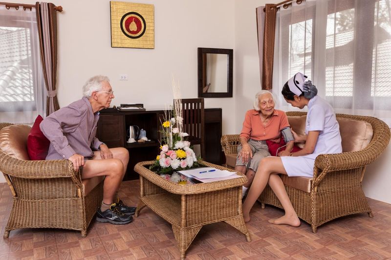 Ältere Gäste werden im Care Resort Chiang Mai von einer Krankenschwester betreut.
