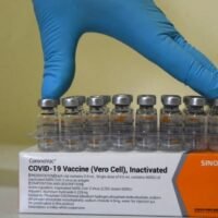 Menschen, die den Sinovac Impfstoff erhalten haben, entwickeln mit fast 5-mal höherer Wahrscheinlichkeit eine schwere COVID-19 Infektion als die Studie von Pfizer