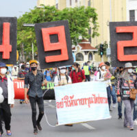 Am Labor Day am vergangenen Sonntag marschierten Arbeiter vom Democracy Monument zum Government House, um die Regierung zu drängen, ihren Mindesttageslohn von 492 Baht zu erfüllen