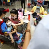 Anfang dieses Monats wird ein Mädchen in der Provinz Nonthaburi gegen Covid-19 geimpft.