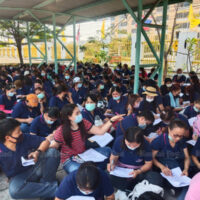 Arbeiter von Brilliant Alliance Thai Global versammeln sich am 11. März 2021, als sie erfuhren, dass die Bekleidungs- und Unterwäschefabrik im Bezirk Bang Sao Thong abrupt geschlossen wurde