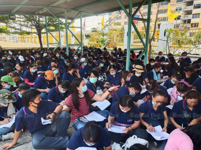 Arbeiter von Brilliant Alliance Thai Global versammeln sich am 11. März 2021, als sie erfuhren, dass die Bekleidungs- und Unterwäschefabrik im Bezirk Bang Sao Thong abrupt geschlossen wurde