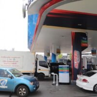 Autofahrer stehen an einer PTT-Tankstelle an, um zu tanken. Die Senkung der Dieselverbrauchssteuer um 1 Baht pro Liter kostet die Staatskassen schätzungsweise rund 1,9 Milliarden Baht pro Monat